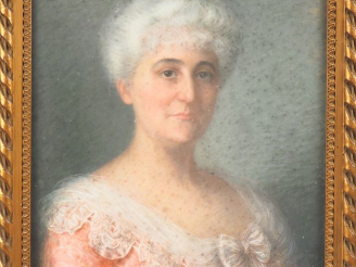 Vente aux enchères Madeleine CARTAILHAC. "Portrait de dame à la robe rose". Pastel sur to