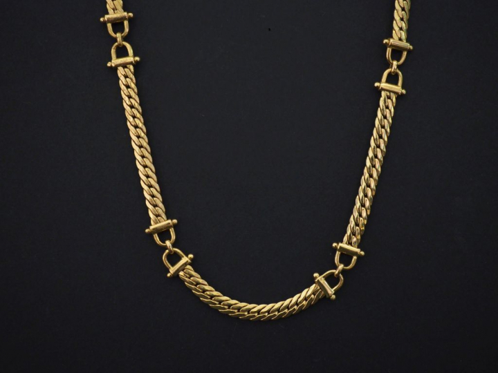 Collier souple en or jaune, maille anglaise alternée de motifs d'étrie