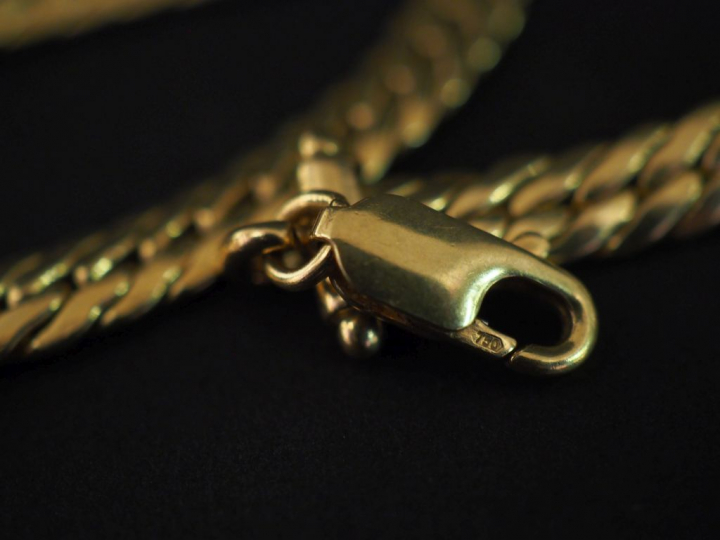 Collier souple en or jaune, maille anglaise alternée de motifs d'étrie