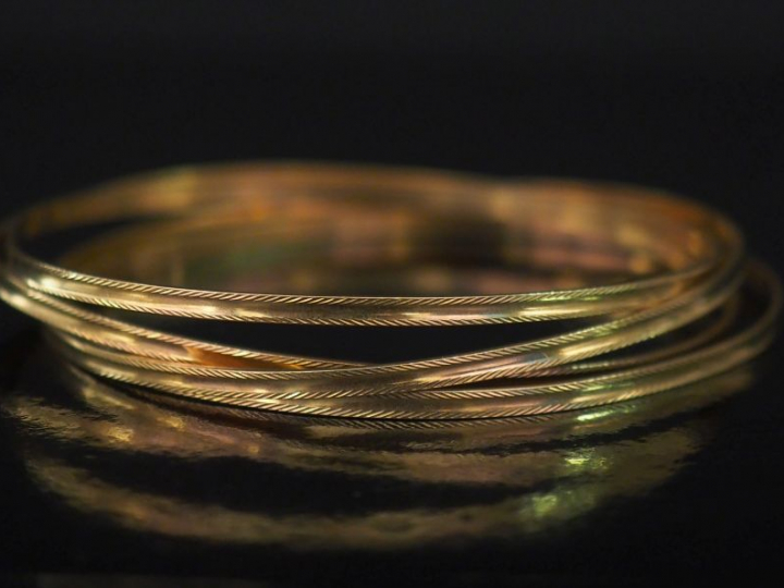 Quatre bracelets joncs identiques en or jaune, à décor gravé sur les c