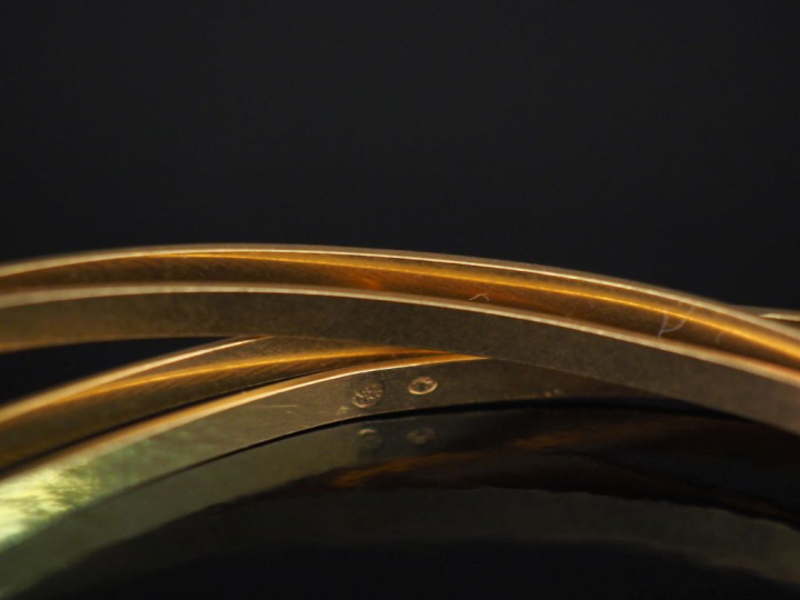 Quatre bracelets joncs identiques en or jaune, à décor gravé sur les c