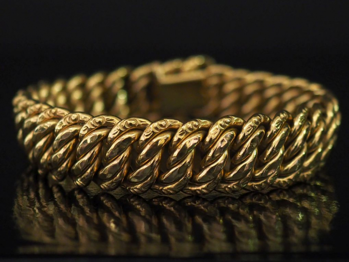 Bracelet articulé en or jaune, maille américaine.  Long. 19 cm Larg. 1