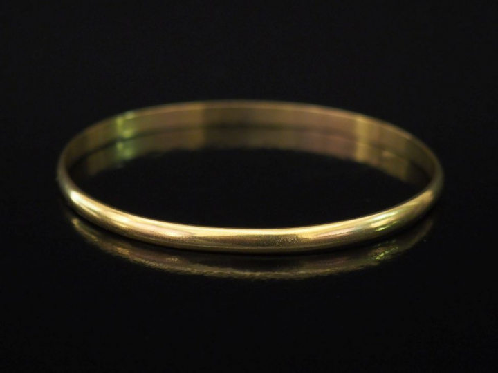 Bracelet jonc de forme ovale en or jaune.  5,4 x 6,4 cm Poids. 18,06 g