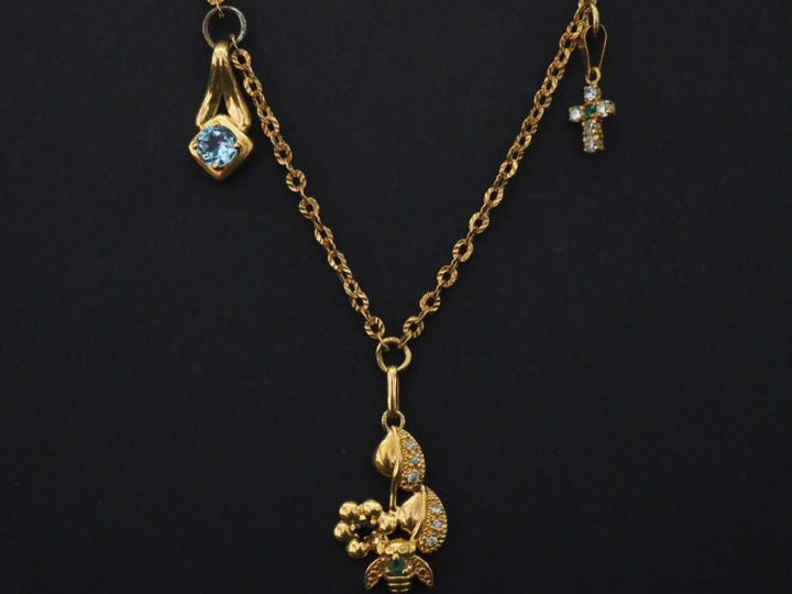 Collier souple en or jaune, maille forçat, agrémenté de quatre pendelo