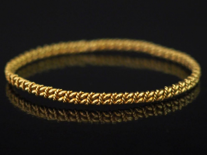 Bracelet jonc en or jaune, maille torsadée.  Diam. 6 cm Poids. 14,72 g