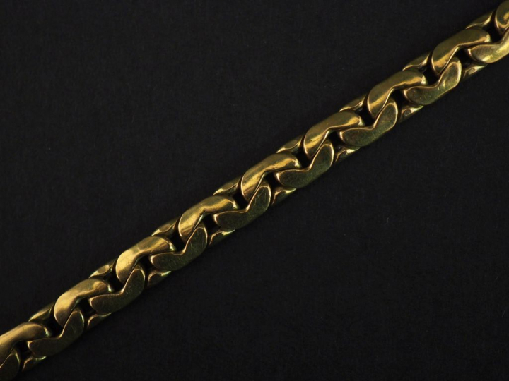 Collier souple en or jaune, maille haricot en chute.  Long. 49 Poids. 