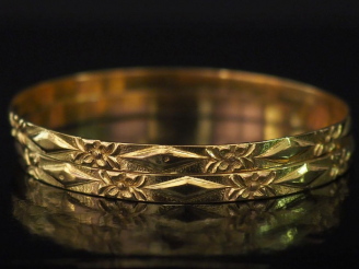 Vente aux enchères Paire de bracelets joncs, à décor de fleurs et losanges alternés. Diam
