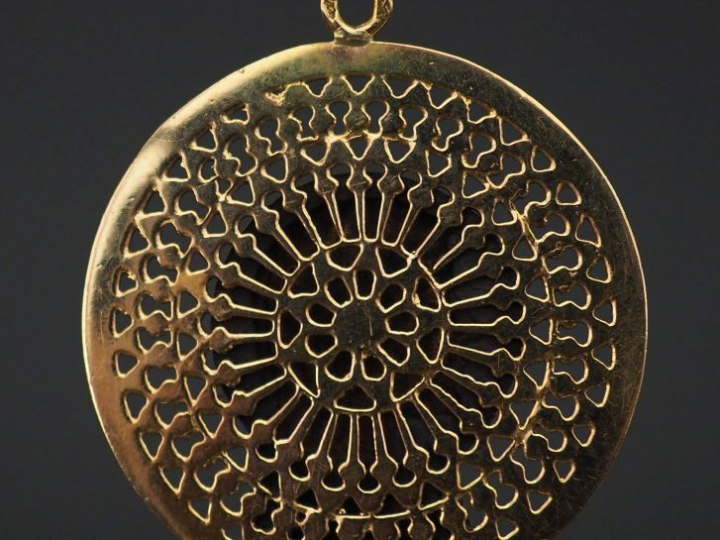 Importante médaille religieuse en or jaune, figurant la Sainte Vierge 