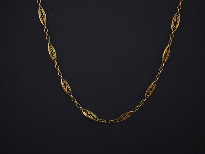Collier souple en or jaune, à décor de maillons ajourés et filigranés.