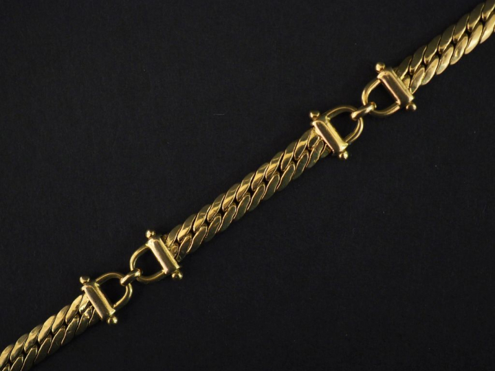 Bracelet souple en or jaune, maille anglaise alternée de motifs d'étri