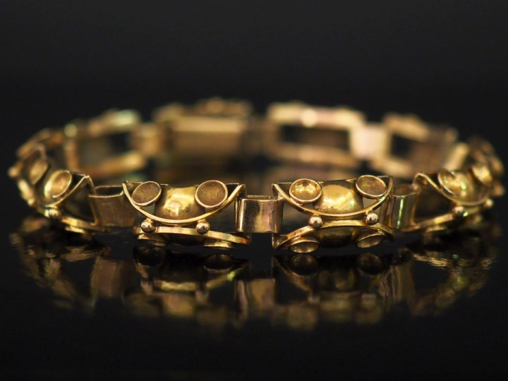 Bracelet articulé en or jaune, composé de maillons de forme bombée, à 