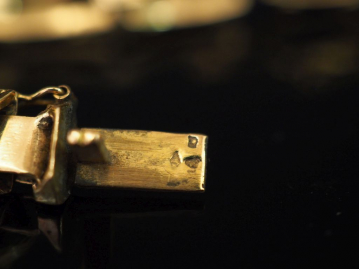 Bracelet articulé en or jaune, composé de maillons de forme bombée, à 