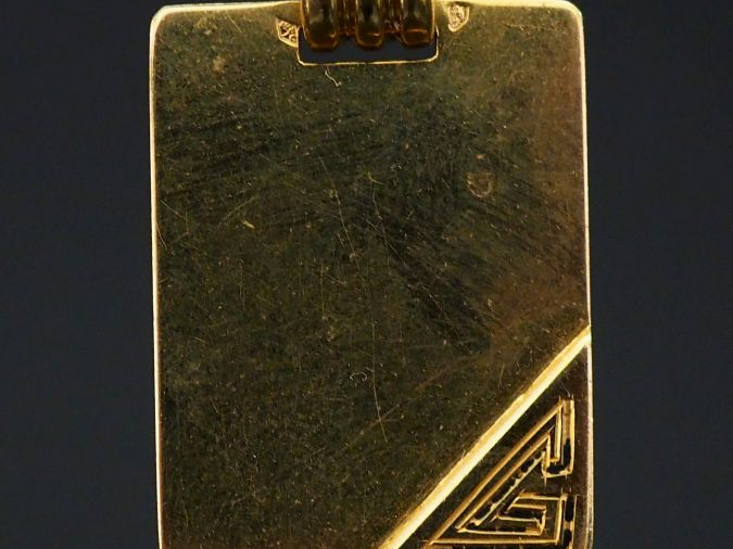 Pendentif de forme rectangulaire en or jaune, à décor de la lettre "G"