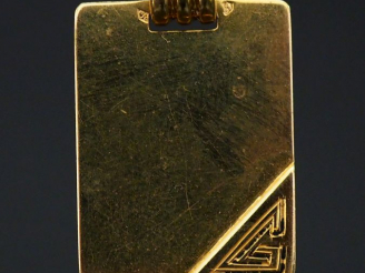 Vente aux enchères Pendentif de forme rectangulaire en or jaune, à décor de la lettre "G"