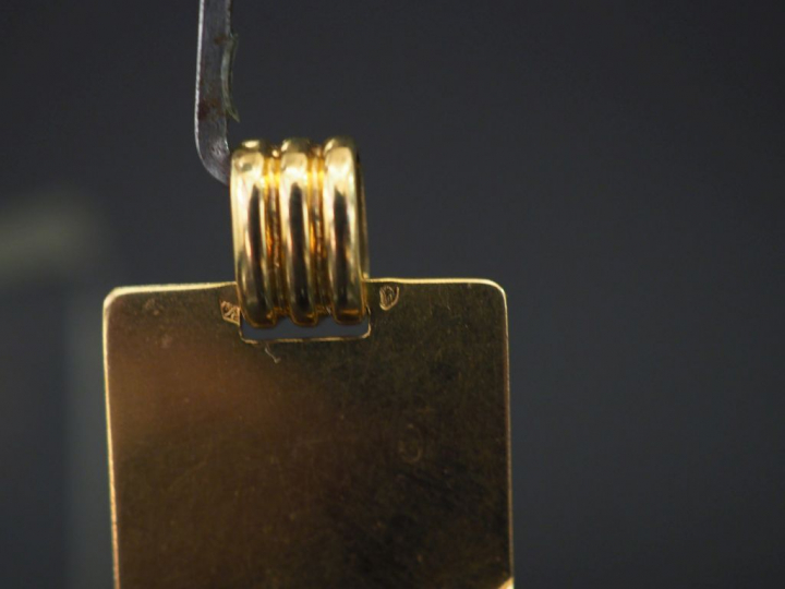 Pendentif de forme rectangulaire en or jaune, à décor de la lettre "G"