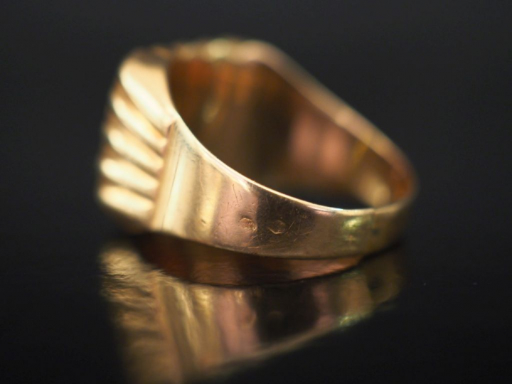 Bague de forme chevalière en or jaune, à décor de godrons encadrant un