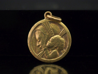 Vente aux enchères Médaille religieuse en or jaune, figurant le Christ Enfant et la Vierg