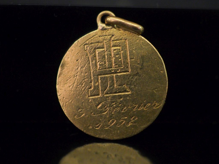 Médaille religieuse en or jaune, figurant le Christ Enfant et la Vierg