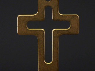 Vente aux enchères Pendentif ajouré en or jaune, en forme de croix.  2,3 x 1,8 cm Poids. 