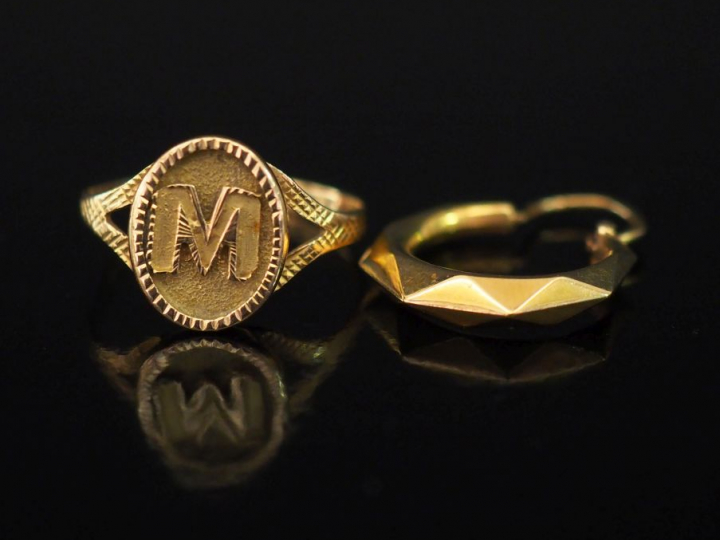 Bague en or jaune, à décor en son centre de la lettre "M" en médaillon