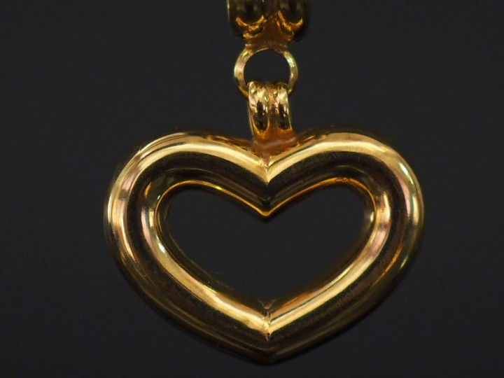 Pendentif ajouré en or jaune, en forme de cœur.  1 x 1,5 cm (sans la b
