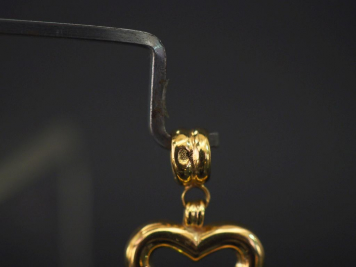 Pendentif ajouré en or jaune, en forme de cœur.  1 x 1,5 cm (sans la b