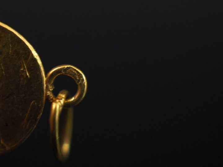 Ensemble comprenant :  - une médaille de style Art déco deux tons d'or