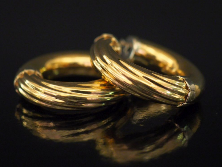 Paire de créoles en or jaune, composé d'un coté lisse et d'un côté à d