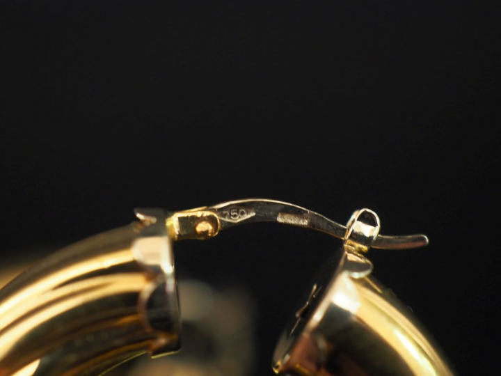 Paire de créoles en or jaune, composé d'un coté lisse et d'un côté à d