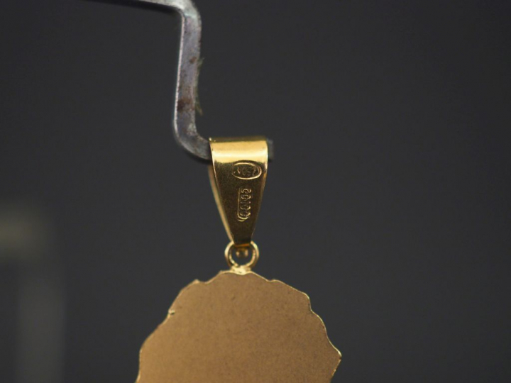 Pendentif en or jaune, figurant le Christ à la couronne d'épine.  1,8 