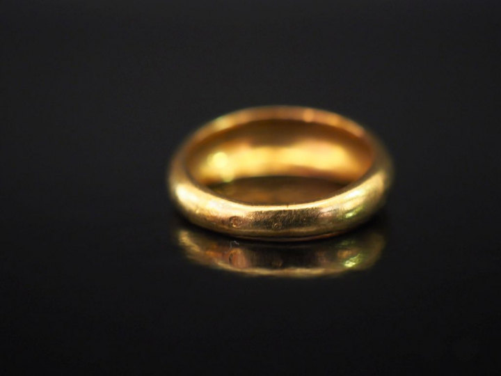 Petite bague de forme bombée en or jaune. TDD. 48 Poids. 3,93 g (gravé
