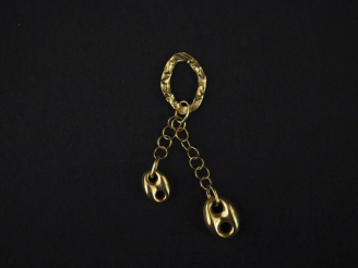 Vente aux enchères Pendentif en or jaune composé d'un motif ajouré et martelé de forme ov
