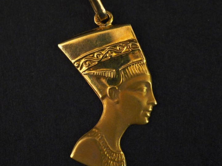 Pendentif en or jaune, figurant un profil d'égyptienne.  H. 2,2 cm Poi