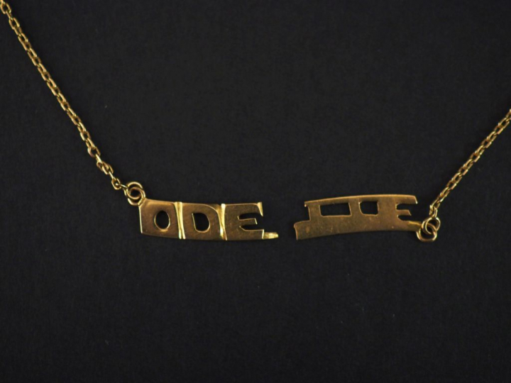 Collier en or jaune, maille forçat, à décor d'une inscription en son c