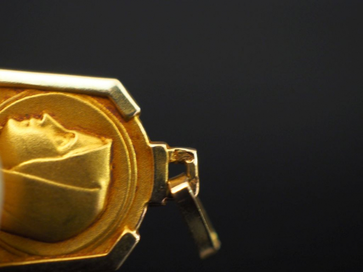 Petite médaille religieuse de style Art déco en or jaune, figurant la 