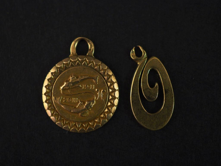 Ensemble comprenant :  - un pendentif rond en or jaune, à décor de poi