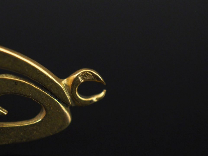 Ensemble comprenant :  - un pendentif rond en or jaune, à décor de poi