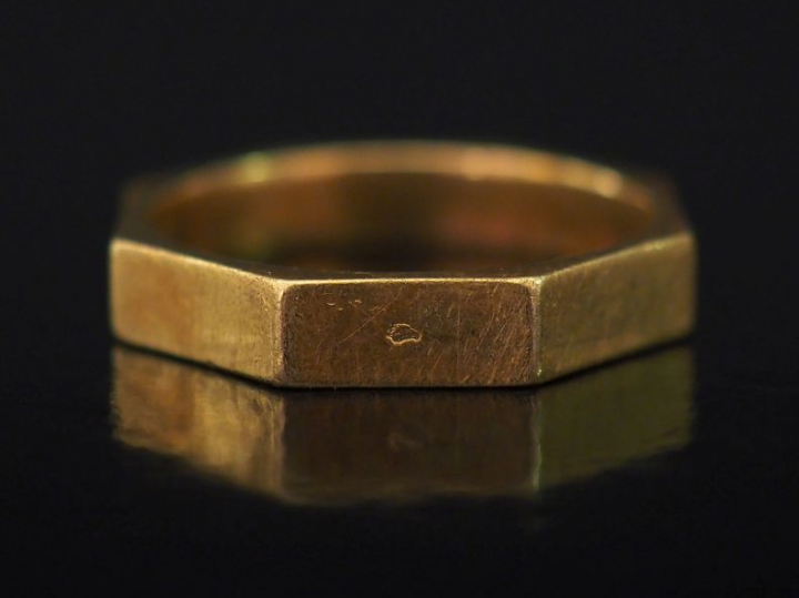 Alliance à pans coupés en or jaune.  TDD. 60 1/2 Poids. 5,78 g (gravée