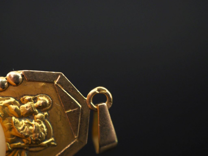 Médaille religieuse à pans coupés en or jaune, figuran Saint Jean-Bapt