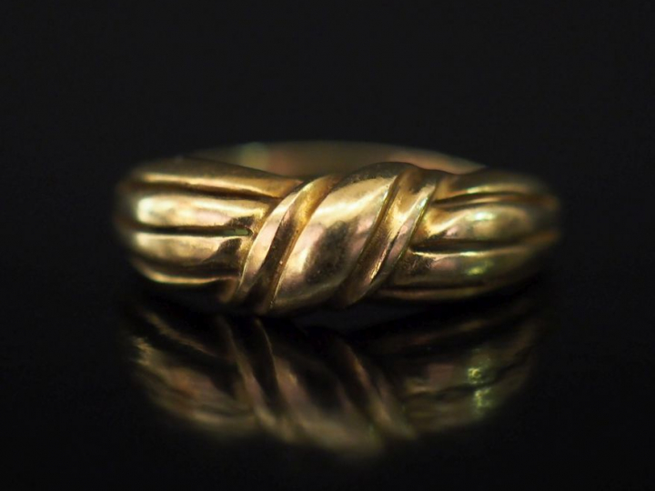 Bague en or jaune, à décor de nœud. TDD. 57 Poids. 2,33 g   