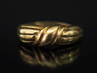 Vente aux enchères Bague en or jaune, à décor de nœud. TDD. 57 Poids. 2,33 g   