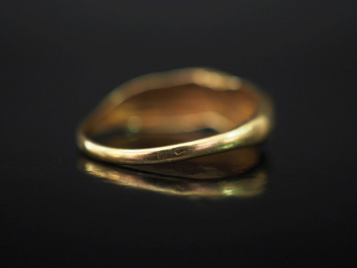 Bague en or jaune, à décor de nœud. TDD. 57 Poids. 2,33 g   