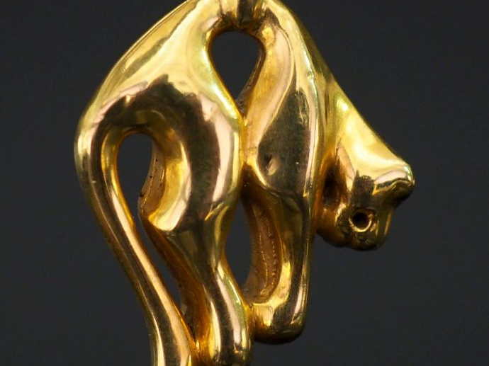 Pendentif en or jaune, en forme de panthère.  2,5 x 2 cm (sans la béli