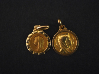 Vente aux enchères Ensemble comprenant :  - une petite médaille religieuse en or jaune, f