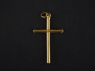 Vente aux enchères Pendentif en or jaune, en forme de croix.  3 x 2 cm Poids. 1,57 g   