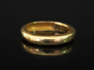Vente aux enchères Alliance de forme bombée en or jaune.  TDD. 55 Poids. 4,35 g (gravée) 