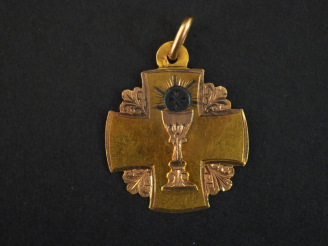 Vente aux enchères Médaille religieuse en or jaune, à décor gravé en son centre d'un cali