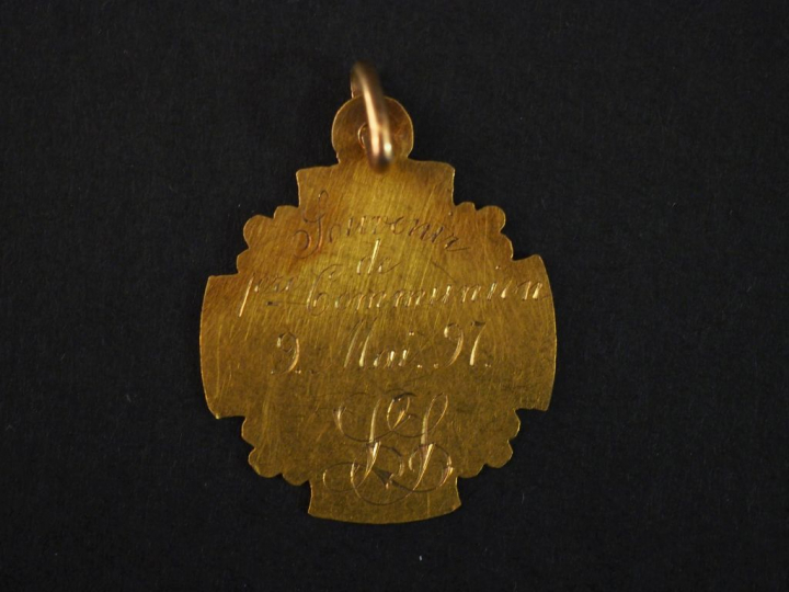 Médaille religieuse en or jaune, à décor gravé en son centre d'un cali