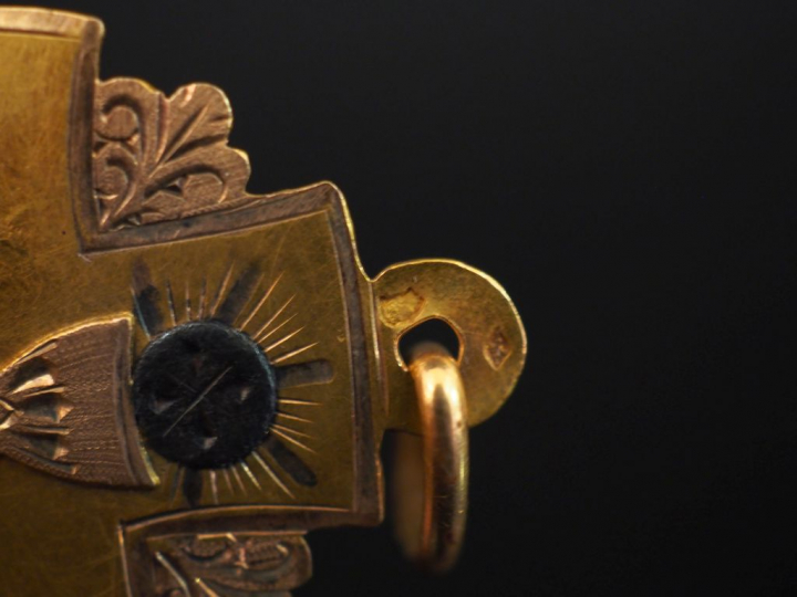 Médaille religieuse en or jaune, à décor gravé en son centre d'un cali