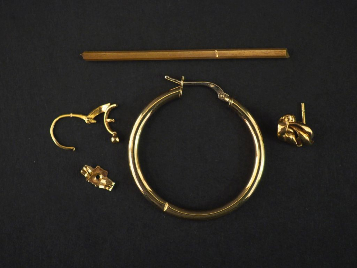 Ensemble comprenant :  - une créole en or jaune. (petite enfoncement) 